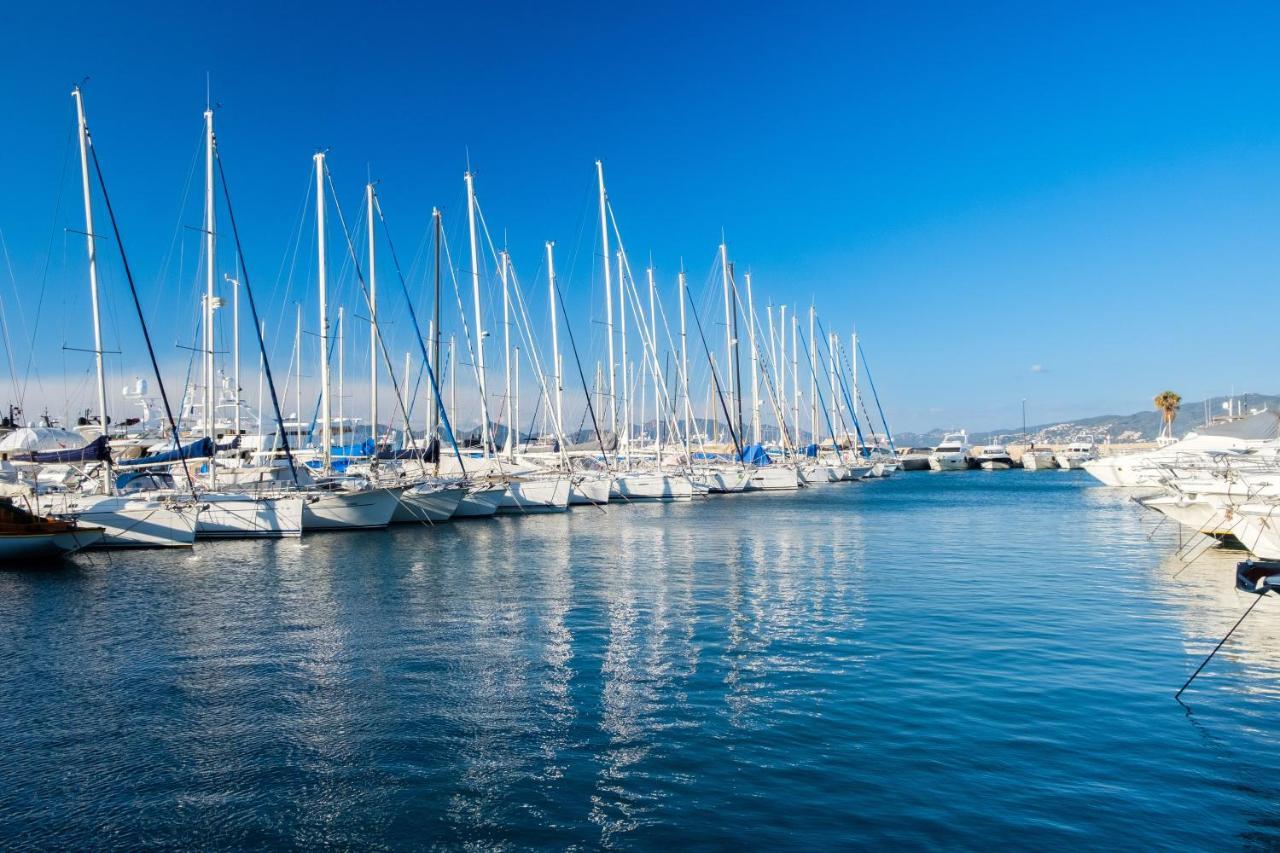 Bateau-hôtel Voilier De 12m A Quai Port Canto