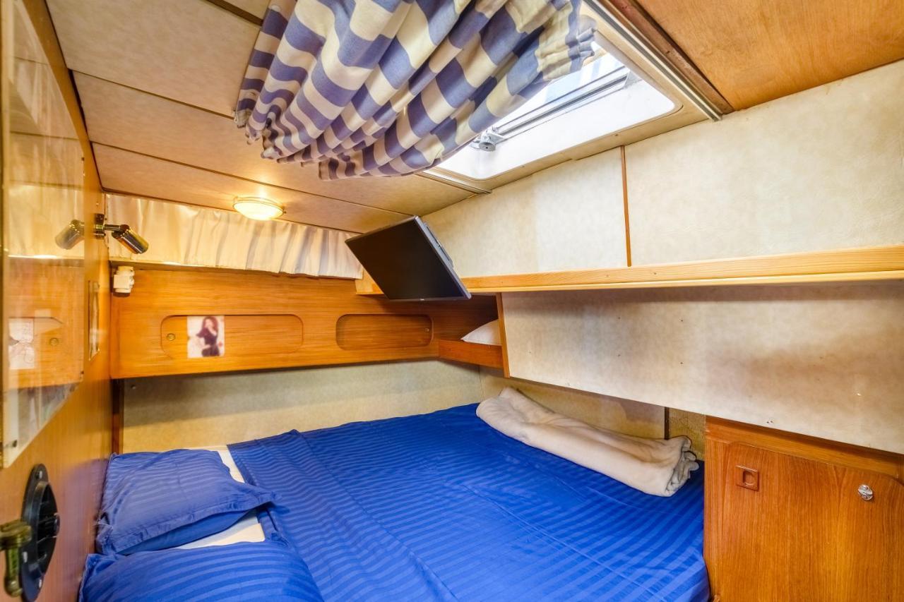 Voilier De 12m A Quai Port Canto Bateau-hôtel Cannes