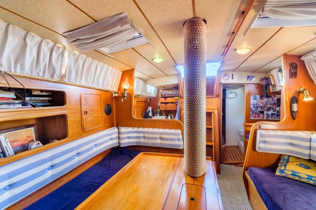 Voilier De 12m A Quai Port Canto Bateau-hôtel *