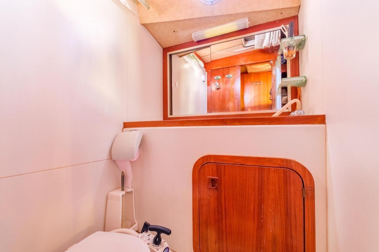Voilier De 12m A Quai Port Canto Bateau-hôtel Cannes