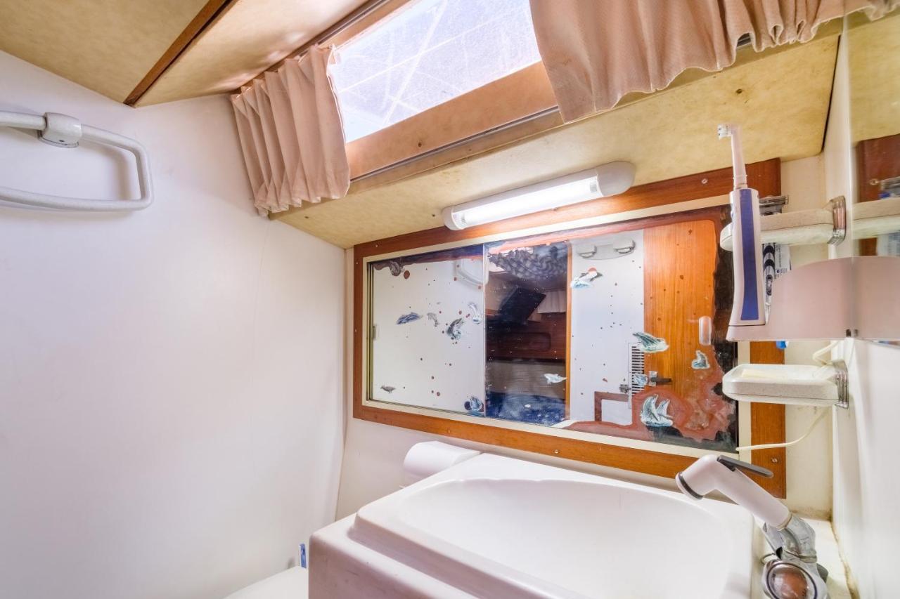 Voilier De 12m A Quai Port Canto Bateau-hôtel *